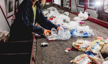 Modern geri dönüşüm fabrikasında çöp toplayan işçiler