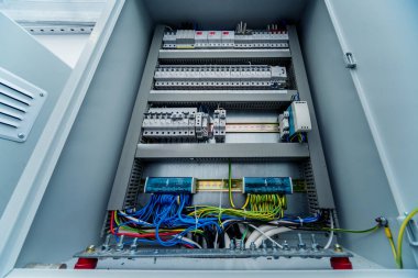 Devre kesicileri ve elektrik arkaplanı olan elektrik santrali.