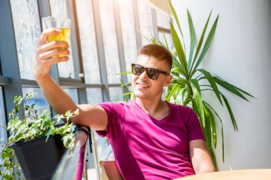 Bardaki genç adam. Bira içmek, pizza yemek. İşten sonra.