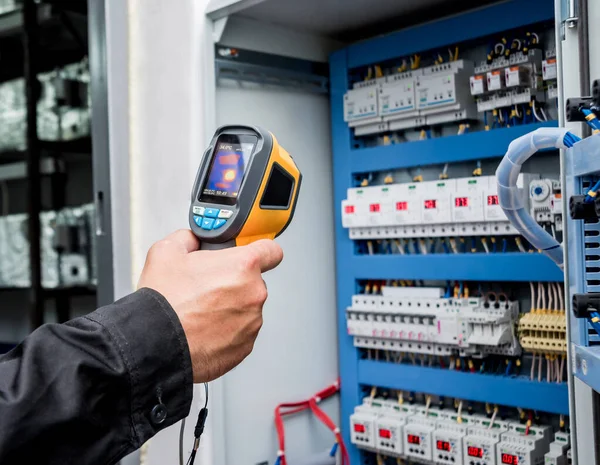 Nahaufnahme Des Technikers Mit Infrarot Wärmebildkamera Zur Temperaturkontrolle Sicherungskasten — Stockfoto