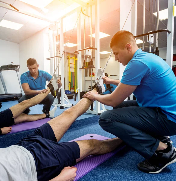 Terapia Reabilitação Jovem Fazendo Exercícios Tapete Sob Supervisão Fisioterapeuta Dor — Fotografia de Stock