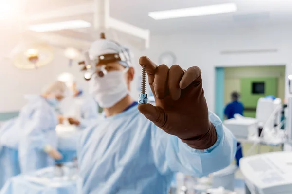 Chirurgia Spinale Chirurgo Mostra Una Vite Poliassiale Sala Operatoria Con — Foto Stock