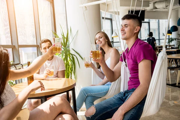 술집에 친구들 맥주를 마시고 이야기하고 즐기는 친구들을 만나다 — 스톡 사진
