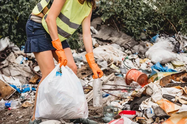 Γυναίκα Εθελοντής Βοηθώντας Καθαρό Πεδίο Των Πλαστικών Σκουπιδιών Γήινη Ημέρα — Φωτογραφία Αρχείου