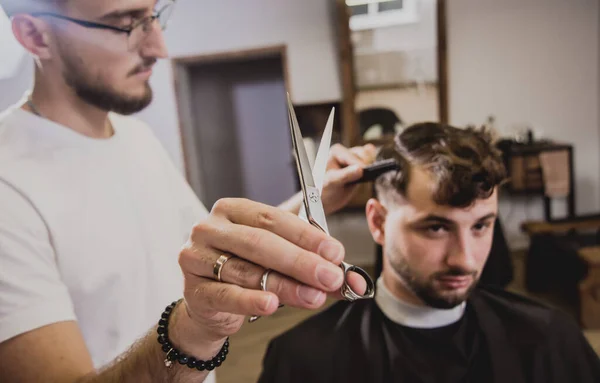 Jovem Com Corte Cabelo Moda Barbearia Barbeiro Faz Penteado Barba — Fotografia de Stock