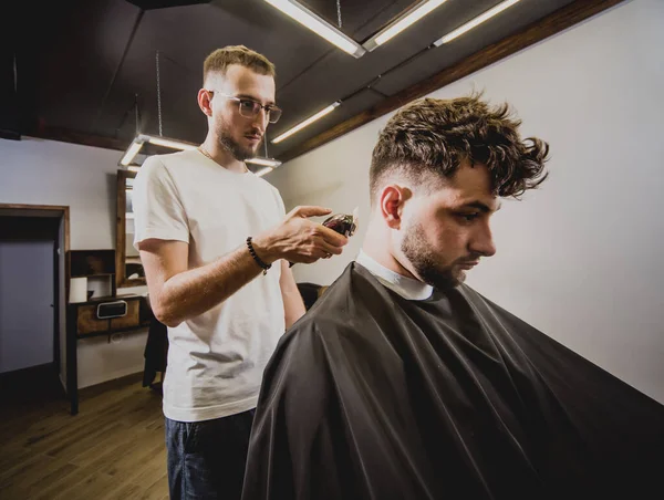 Jovem Com Corte Cabelo Moda Barbearia Barbeiro Faz Penteado Barba — Fotografia de Stock