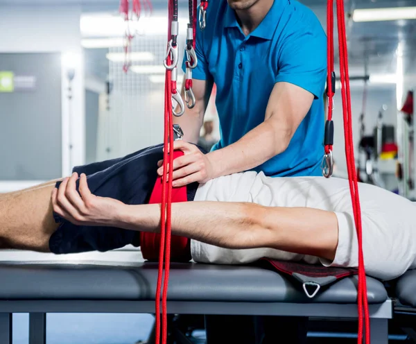 Fizjoterapia Terapia Treningowa Zawieszenia Młody Człowiek Robi Terapię Trakcyjną Systemem — Zdjęcie stockowe