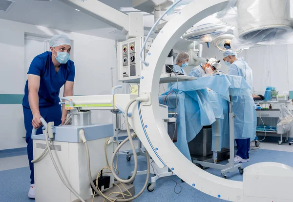 Operation der Unfallchirurgie. Gruppe von Chirurgen im Operationssaal mit chirurgischem Röntgengerät. — Stockfoto