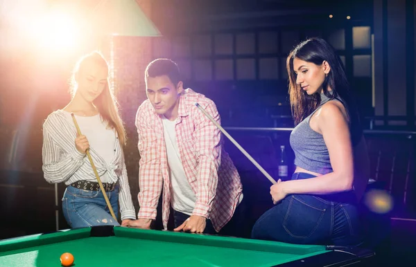 Group Young Cheerful Friends Playing Billiards Funny Time Work — ストック写真