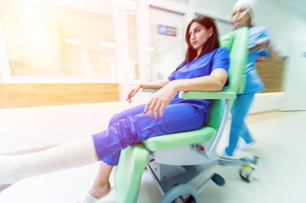 Krankenschwester Zieht Mobilen Behandlungsstuhl Mit Patient Ins Krankenhaus Medizinische Geräte — Stockfoto