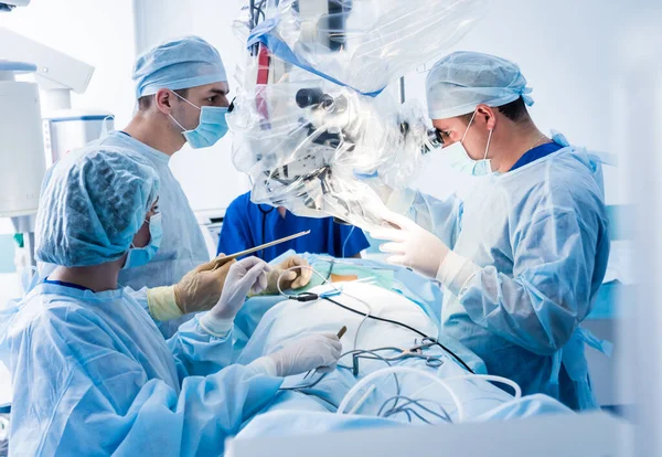 Операция Позвоночнике Группа Хирургов Операционной Хирургическим Оборудованием Ламинэктомия Современное Медицинское — стоковое фото