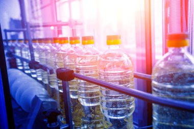 Şişelerdeki ayçiçeği yağı şişeleri, yüksek teknoloji konsepti, endüstriyel arka plan 