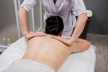 Güzeller güzeli genç bir kadın masaj salonundan zevk alıyor. Kozmetoloji kavramı