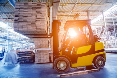Depo tersanesinde forklift yükleyicisi, teslimat ve lojistik konsepti