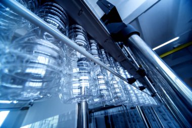 Şişelerdeki ayçiçeği yağı şişeleri, yüksek teknoloji konsepti, endüstriyel arka plan 