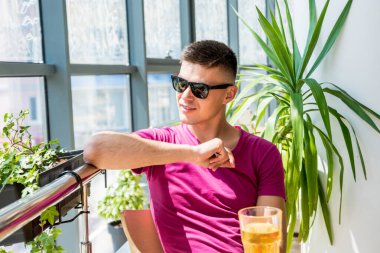 Bardaki genç adam. Bira içmek, pizza yemek. İşten sonra.