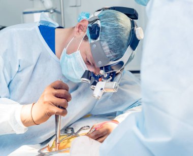 Omurilik ameliyatı. Ameliyathanede ameliyathanede ameliyat aleti olan bir grup cerrah. Laminektomi. Modern tıbbi arka plan