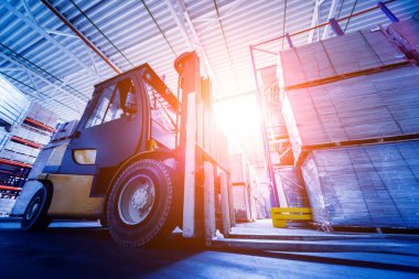 Depo tersanesinde forklift yükleyicisi, teslimat ve lojistik konsepti