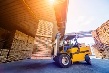 Forklift yükleyicisi keresteleri kuru fırına yüklüyor. Ağaç kuruyor.