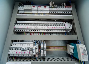 Devre kesicileri ve elektrik arkaplanı olan elektrik santrali.