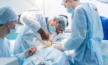 Omurilik ameliyatı. Ameliyathanede ameliyathanede ameliyat aleti olan bir grup cerrah. Laminektomi. Modern tıbbi arka plan