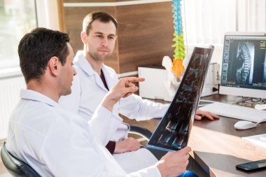 Doktorlar hastanede tıbbi konsey kuruyor. Tıbbi konular tartışılıyor.