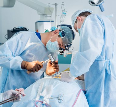 Omurilik ameliyatı. Ameliyathanede ameliyathanede ameliyat aleti olan bir grup cerrah. Laminektomi. Modern tıbbi arka plan