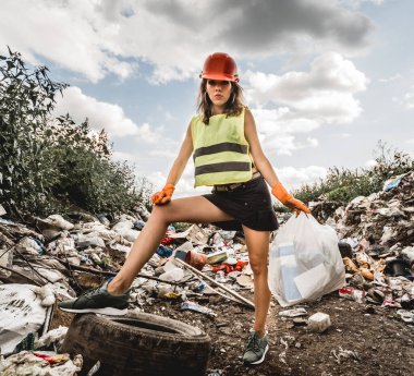 Kadın gönüllü plastik çöpleri temizlemeye yardım ediyor. Dünya günü ve ekoloji kavramı