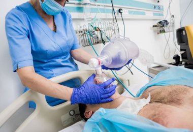 Doktorlar acil serviste erkek bir hastaya canlandırma emri verdi. Kalp masajı. Defibrilasyon