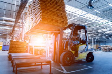 Depo tersanesinde forklift yükleyicisi, teslimat ve lojistik konsepti