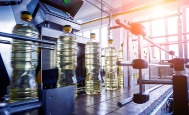 Şişelerdeki ayçiçeği yağı şişeleri, yüksek teknoloji konsepti, endüstriyel arka plan 