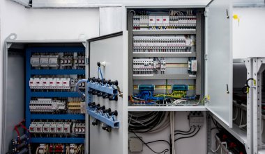 Devre kesicileri ve elektrik arkaplanı olan elektrik santrali.