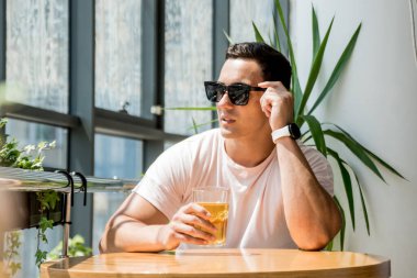 Bardaki genç adam. Bira içmek, pizza yemek. İşten sonra.