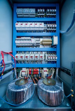 Devre kesicileri ve elektrik arkaplanı olan elektrik santrali.