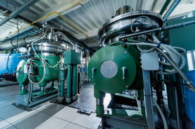 Boruları, pompaları ve motorları olan modern doğal petrol fabrikasının içi. Sektör arkaplanı