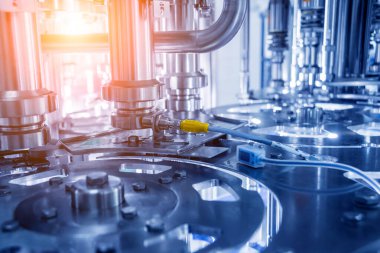 Otomatik doldurma makinesi plastik şişelere su dolduruyor, endüstriyel arka plan