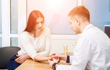 Travmatolog modern hastanedeki hastaların ellerini inceliyor. Tıbbi geçmiş