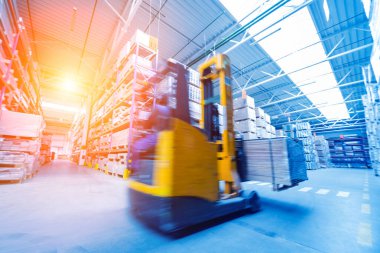 Depo tersanesinde forklift yükleyicisi, teslimat ve lojistik konsepti