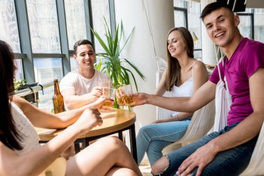 Pub 'daki neşeli arkadaşlar. Bira içmek, konuşmak, eğlenmek. İşten sonra arkadaşlarımla buluşacağım.