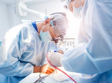 Omurilik ameliyatı. Ameliyathanede ameliyathanede ameliyat aleti olan bir grup cerrah. Laminektomi. Modern tıbbi arka plan