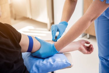 Hemşire kan örneği alıyor. Tıbbi ekipman. Kan testi