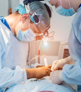 Omurilik ameliyatı. Ameliyathanede ameliyathanede ameliyat aleti olan bir grup cerrah. Laminektomi. Modern tıbbi arka plan