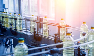 Şişelerdeki ayçiçeği yağı şişeleri, yüksek teknoloji konsepti, endüstriyel arka plan 