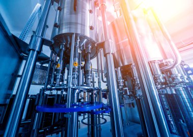 Otomatik doldurma makinesi plastik şişelere su dolduruyor, endüstriyel arka plan