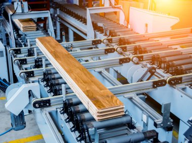 Ahşap zemin fabrikasının üretim hattı, endüstriyel arka plan