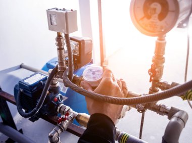 Teknisyen su şebekelerini kontrol ediyor. Sanayi geçmişi