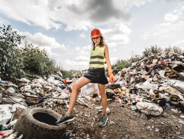 Kadın gönüllü plastik çöpleri temizlemeye yardım ediyor. Dünya günü ve ekoloji kavramı