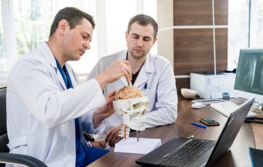 Hastanede tıp konseyi olan iki doktor. Beyin ameliyatından önce tıbbi konuları tartışıyoruz. Beyin Düzeni
