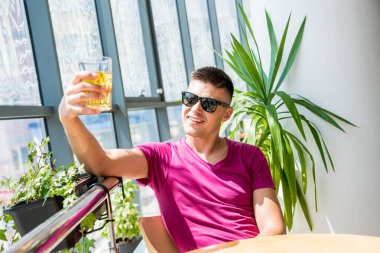 Bardaki genç adam. Bira içmek, pizza yemek. İşten sonra.