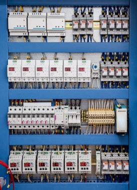 Devre kesicileri ve elektrik arkaplanı olan elektrik santrali.